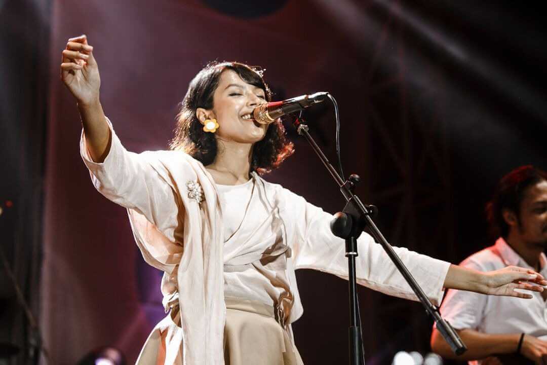 Vira berharap pendengarnya merasakan happy dan hopeful dari albumnya